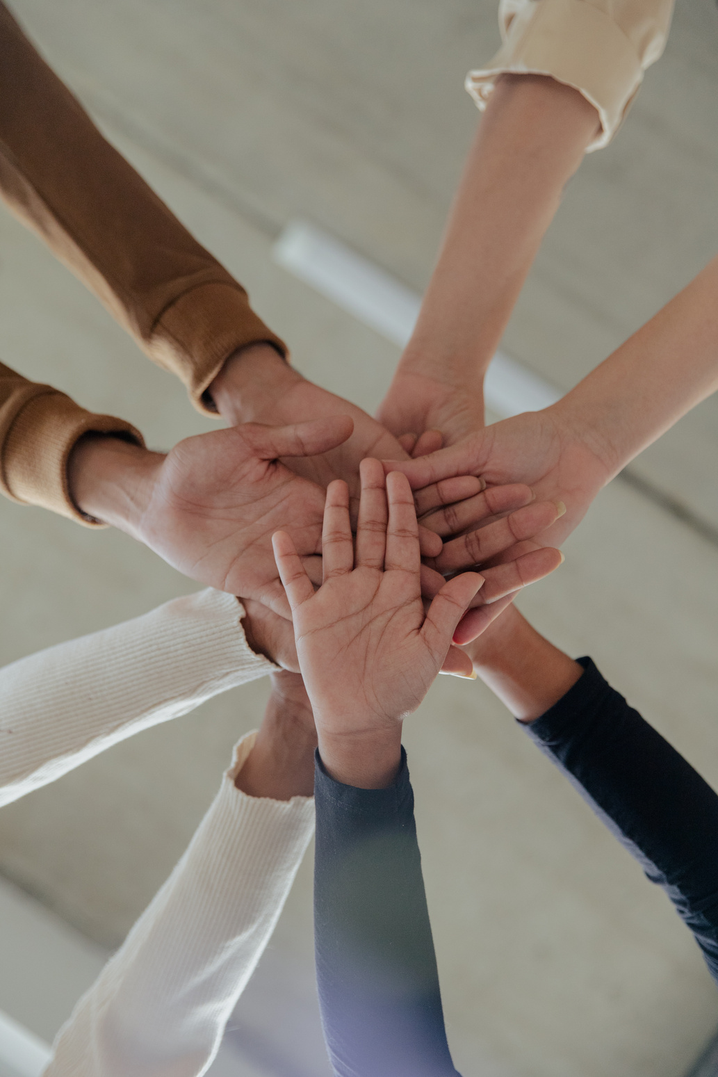 Manos de varias personas reunidas